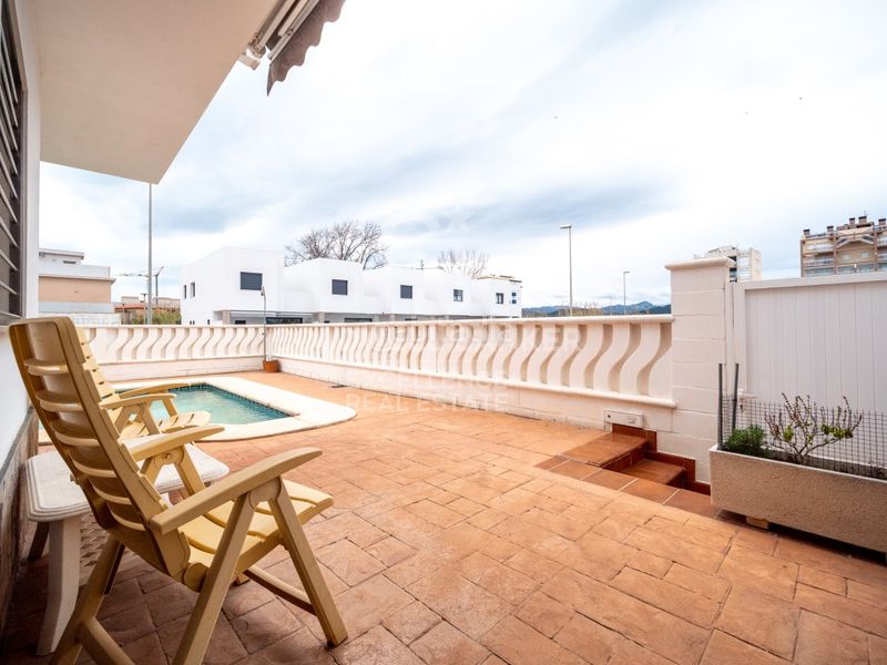 Foto b8ce3dd7-171f-471e-909e-419abcaa4076. Xalet amb aparcament piscina a Oliva playa Oliva
