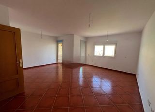 Xalet a Huerta de Valdecarábanos. Chalets de 4 dormitorios con patio y garaje – desde 165.000 €
