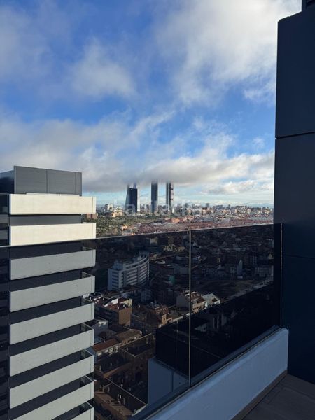 Foto e5d2f987-89b5-4e8a-88cf-61755c3eff82. Apartament amb calefacció aparcament piscina a Valdeacederas Madrid