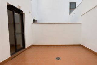 Appartamento in Puerta de Murcia-Colegios. Piso de 2 dormitorios con patio privado, ascensor, plaza de gara