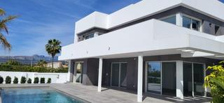 Chalet à Pinar de Advocat-Cometa. Villa moderna de lujo con vistas al mar en moraira