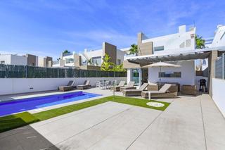 Chalet en El Raso. Encantadora villa moderna en el raso con piscina climatizada y s