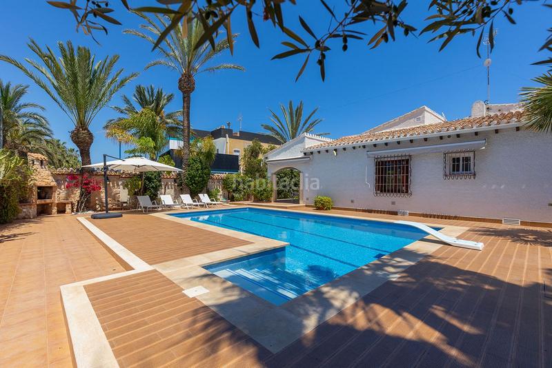 Foto 45675b3b-e910-49a0-91f7-d7e472d87d0f. Xalet amb aparcament piscina a Punta Prima Orihuela