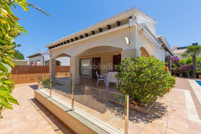 Foto b0b77d42-5286-4648-bd33-ce4827307507. Xalet amb aparcament piscina a Punta Prima Orihuela