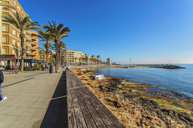 Foto 99cdfe39-6a1d-4ccb-a8de-1a010db26896. Apartamento amplio apartamento , situado en segunda línea del mar en Torrevieja