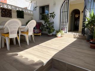 Maison à Zona Playa de los Locos. Se vende casa en la residencia calas blancas.