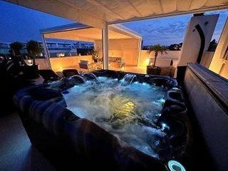 Penthouse in La Florida. Hermoso ático en los altos con terraza, jacuzzi y comodidadesdel