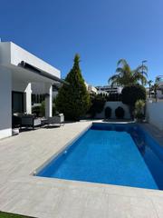 Xalet a Gran Via. Preciosa villa independiente con piscinaprivada