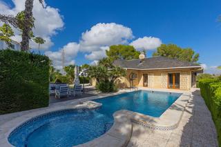 Chalet in Villamartín-Las Filipinas. Chalet independiente con piscina y jardín privado en las filipin