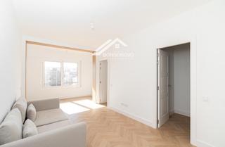 Pis  Gran via de les corts catalanes. Piso reformado a estrenar con 3 habitaciones dobles en 7 planta