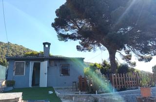 Chalet à Sant Cebrià de Vallalta. Terreno de 1.525m² con casa en can domènec — sant cebrià de vall