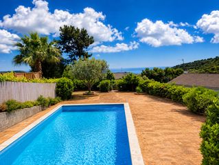 Chalet à Sant Cebrià de Vallalta. Casa con piscina - garaje - huerto - árboles frutales -