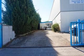 Nau industrial a Palafolls. Gran nave adosada esquinera