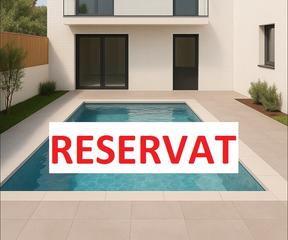 Planta baja  Carrer comtal. Piscina privada - sensación de casa