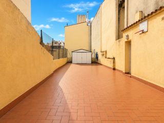 Piso en Calella. Vivienda única - 5 habitaciones - 3 baños - céntrico
