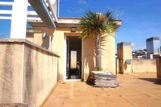 Attico  Plaça de l'empordà. Gran terraza de 75m2 y plaza de aparcamiento