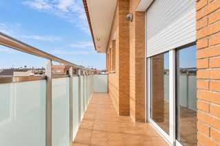 Ático en Centre. Ático dúplex muy soleado con terraza privada de 70 m² en pineda