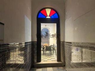 Édifice à Núcleo urbano. Edificio con comercio a la venta en el centro