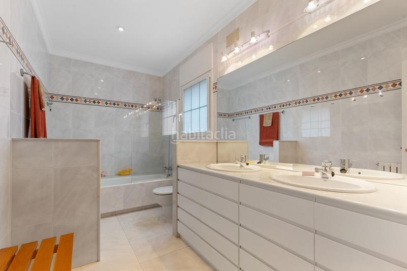 Foto d1f34c18-a522-44ea-9fad-93152d6fa96e. Casa amb calefacció aparcament a La Plana-Bellsoleig Sant Just Desvern