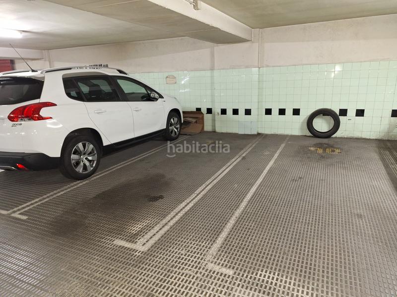 Foto e6101e1d-a5f5-4cb0-ab5b-79832e97dc63. Parking voiture dans L´Antiga Esquerra de l´Eixample Barcelona