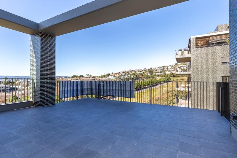 Foto 9045e1fc-2004-4103-acc0-3235975be8fa. Rent penthouse with heating parking pool in Finestrelles Esplugues de Llobregat