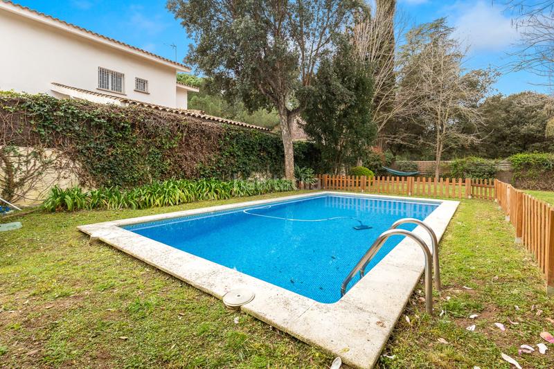 Foto be6924d1-3ca7-41fb-847a-0b3c541c2428. Casa amb calefacció aparcament piscina a Valldoreix Sant Cugat del Vallès