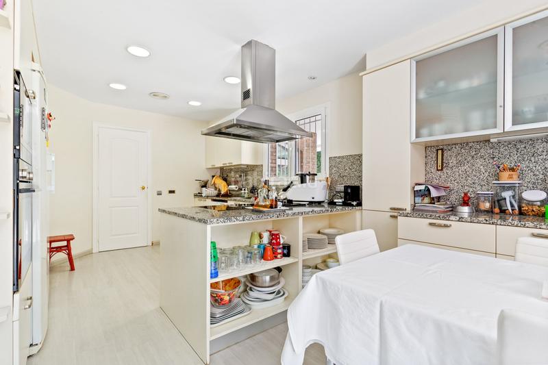 Foto cb5ce2b6-d87d-46d7-8256-0b874dd46521. Casa amb calefacció aparcament piscina a Valldoreix Sant Cugat del Vallès