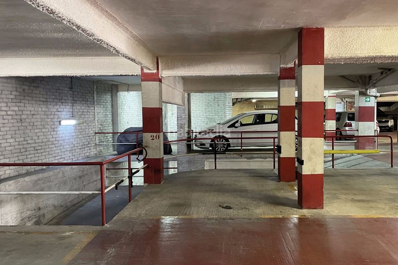 Foto aae90c70-cd78-4d27-ac4d-79afba45b0fc. Aparcament cotxe a Centre Sant Just Desvern