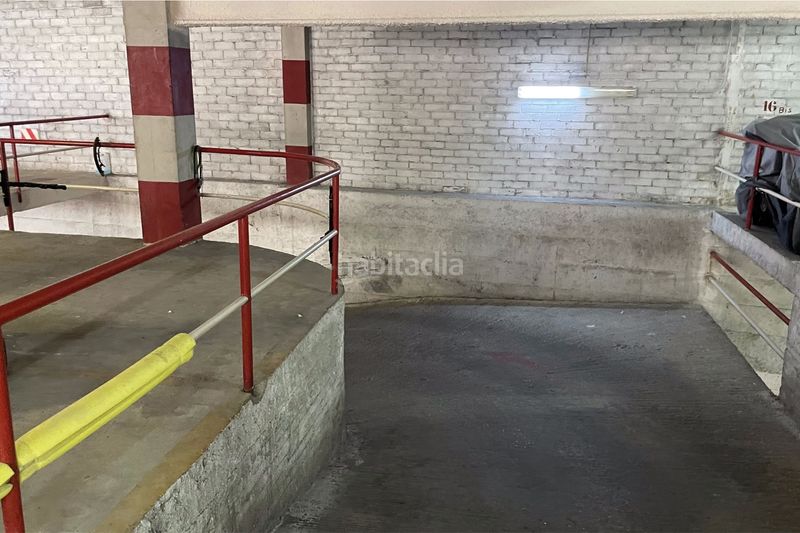 Foto b3e003e8-829c-4e75-ad79-417348cb14cd. Aparcament cotxe a Centre Sant Just Desvern