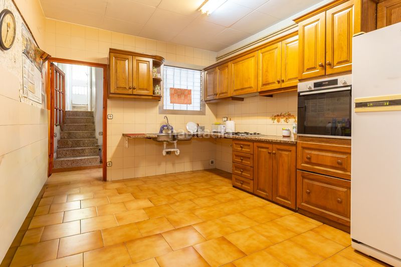 Foto 06fc83bd-d8fd-48eb-b70d-b11c6580d751. Semi detached house with heating parking in Finestrelles Esplugues de Llobregat