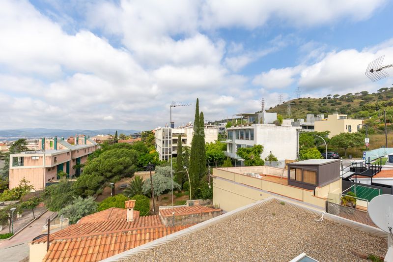 Foto 385f7217-343d-452d-91fe-08e5e728050a. Semi detached house with heating parking in Finestrelles Esplugues de Llobregat