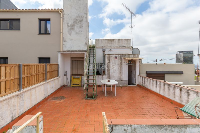 Foto a16aa2f5-b911-4884-8de4-b67e8b4ee897. Semi detached house with heating parking in Finestrelles Esplugues de Llobregat
