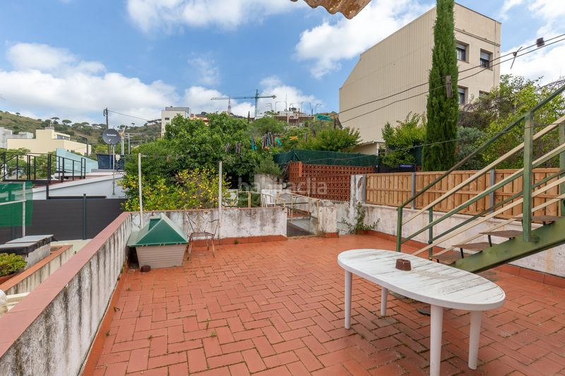 Foto b3383ff3-aed0-484c-abb7-312b39ba193f. Semi detached house with heating parking in Finestrelles Esplugues de Llobregat