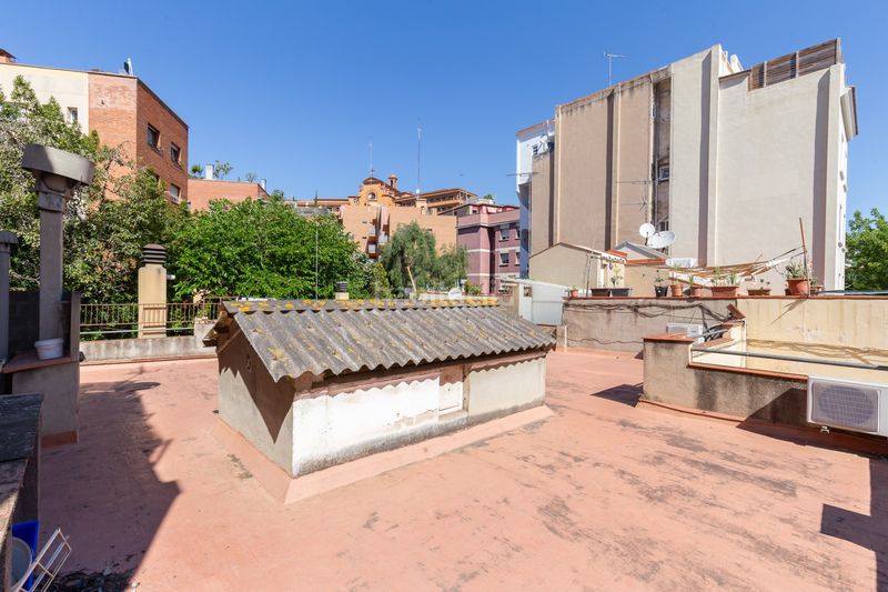 Foto a9094d0e-0115-44c8-95e3-0e48439bf65f. Casa adossada a Guinardó Barcelona
