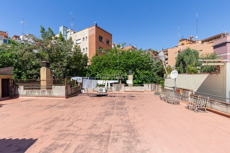 Foto bc392285-b3fd-4fce-b6f0-5b2c8bdac55a. Casa adossada a Guinardó Barcelona
