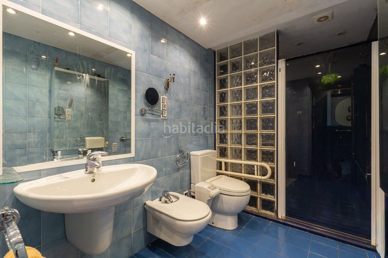 Foto f256bfab-2a83-4964-ac6e-65a5e07bbb9e. Casa adossada a Guinardó Barcelona