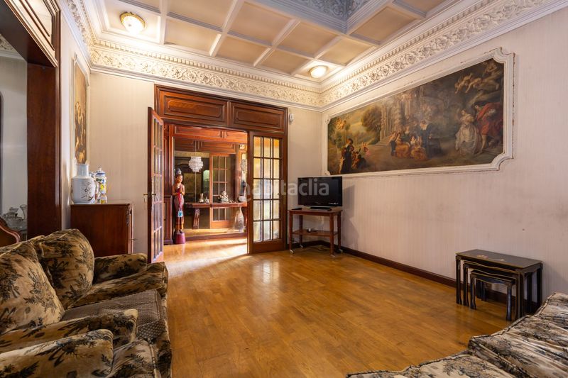 Foto f9f40bea-24a6-46e8-a7c0-3595d2eab65d. Casa adossada a Guinardó Barcelona