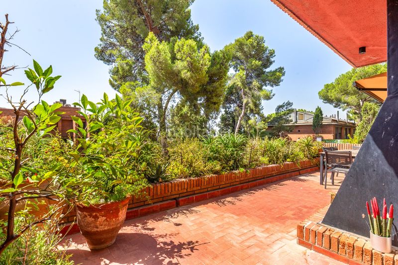 Foto e12d0929-f437-4d84-b33f-0e6cd0df9607. Planta baixa amb calefacció aparcament piscina a Sant Just Desvern