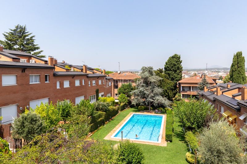 Foto 06364caa-c753-4cb4-9cc7-ce5a70986a89. Casa adossada amb calefacció aparcament piscina a Sant Cugat del Vallès