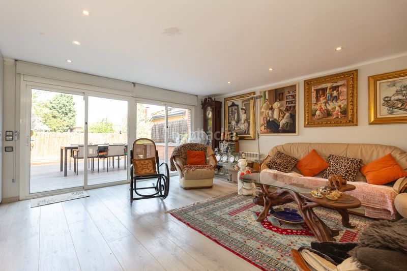 Foto a96edf38-37e2-41ea-8845-72bb322dbeb4. Casa adossada amb calefacció aparcament piscina a Sant Cugat del Vallès