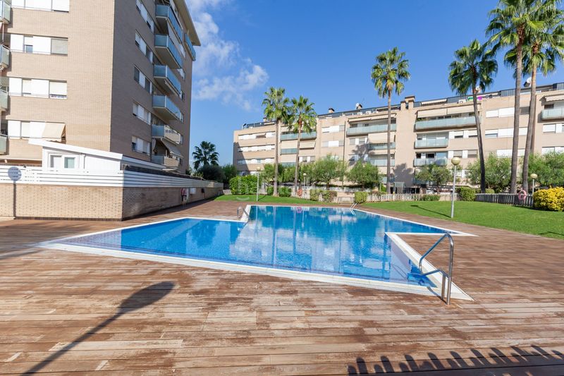 Foto d2a2fd96-e668-4e3e-9fb1-708c53dc5d8d. Duplex with heating parking pool in Eixample Sant Joan Despí