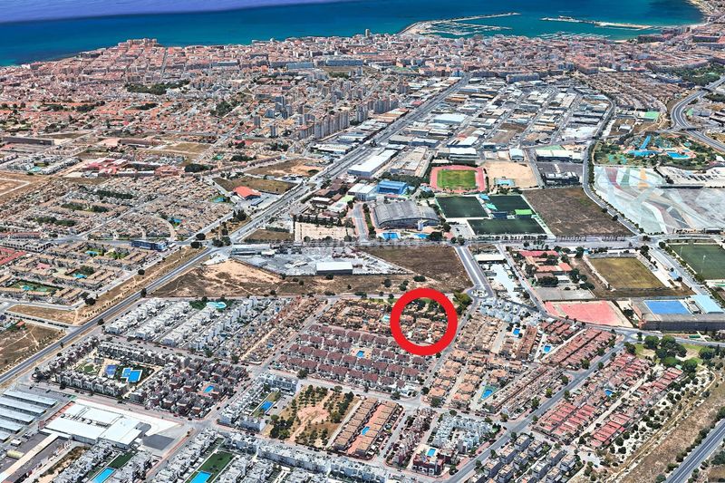 Foto 3cc77378-6cb8-469f-96b4-67eb2dd7e33a. Casa adossada a calle c. gotzone mora 36 a Parque Acuático - Sector 25 Torrevieja