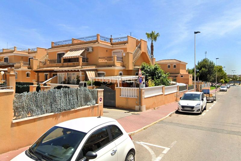 Foto 58df216e-d32d-4782-b8c1-dded81257835. Casa adossada a calle c. gotzone mora 36 a Parque Acuático - Sector 25 Torrevieja