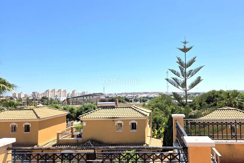 Foto 5f1a78b2-e8fe-4d50-857a-c0ca9cd96244. Casa adossada a calle c. gotzone mora 36 a Parque Acuático - Sector 25 Torrevieja