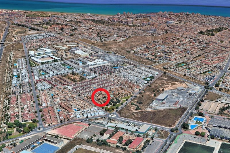 Foto ea19b06a-6445-4e3e-9b32-e45ee5ae57ad. Casa adossada a calle c. gotzone mora 36 a Parque Acuático - Sector 25 Torrevieja