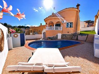 Chalet  Calle c. oceanía 20. Chalet encantador y bien cuidado con piscina privada.