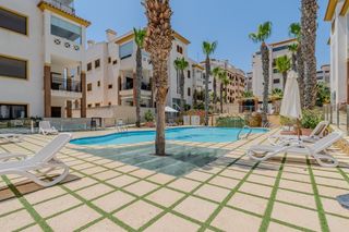 Planta baixa a Carrer c. carcaixent 17. Fantástico apartamento en la esquina de la planta baja con ampli