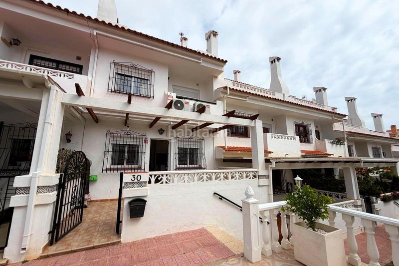 Foto df90e090-792b-49af-9f62-903b14eb28f9. Casa adossada a calle c aquiles 2 a Torreblanca Torrevieja