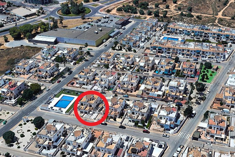 Foto 0ef92b77-0e4a-4f3b-a4b1-3a4f4a152907. Casa adossada a calle c. pilar lorengar 49 a Zona Carrefour - Urbanizaciones Torrevieja