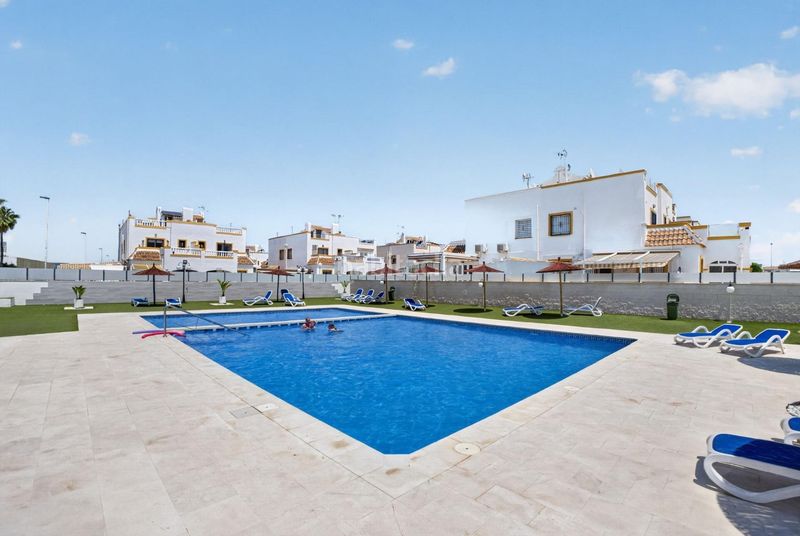 Foto 0f9d8acd-2888-4034-b39b-5314d5dbf32a. Casa adossada a calle c. pilar lorengar 49 a Zona Carrefour - Urbanizaciones Torrevieja